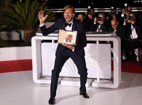 Bilder des Jahres 2022, Entertainment 05 Mai (220529) -- CANNES, May 29, 2022 -- Swedish director Ruben Ostlund poses during a photocall after his film Triangle of Sadness won the Palme d Or at the closing ceremony of the 75th edition of the Cannes Film Festival in Cannes, southern France, May 28, 2022. ) FRANCE-CANNES-FILM FESTIVAL-CLOSE GaoxJing 