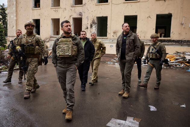 News Themen der Woche KW21 News Bilder des Tages May 29, 2022, Kharkiv, Kharkiv Region, Ukraine: Ukrainian President Volodymyr Zelenskyy, center, walks with Head of the Office of the President Andriy Yermak, right, and local officials as he tours the destruction to residential buildings on the frontlines, May 29, 2022 in Kharkiv Region, Ukraine. Kharkiv Ukraine - ZUMAp138 20220529_zaa_p138_014 Copyright: xUkrainexPresidency UkrainianxPrex