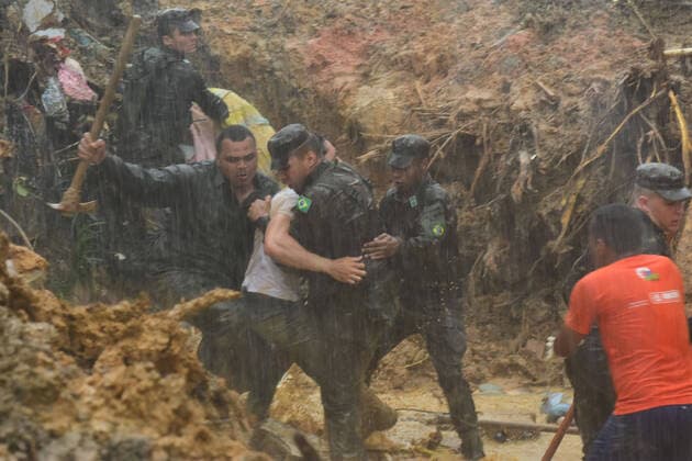 Bilder des Jahres 2022, News 05 Mai News Themen der Woche KW21 News Bilder des Tages RECIFE, PE - 29.05.2022: HEAVY RAINS IN PE - Firefighters, Army and residents search this Sunday (29th) for people missing in the landslides that occurred on Saturday (28th), due to heavy rains that hit Greater Recife. There are searches being carried out in Jardim Monte Verde, a border area between Recife and Jaboatão dos Guararapes, in the Metropolitan Region. At least 20 people were buried there. There are still people missing among the rubble. x2212802x  JoãoxCarlosxMazella