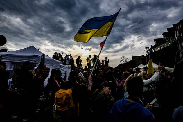 News Themen der Woche KW21 News Bilder des Tages May 29, 2022, Warsaw, Warsaw, Poland: Hundreds came out in a peaceful march organized by local Ukrainian movement: EuroMaidan who is led by NATASHA PACHENKO, a leading figure in the Ukrainian movement in Poland, Ukraine and spreading to other countries in Europe..People marched from the Sejm of the Republic of Poland to the Castle square chanting Ã¢â‚¬oeThank you PolandÃ¢â‚¬Â and passing out tulips to spectators. The the Ukrainian Ambassador to Poland, ANDRII DESHCHYTSIA attended and shared a few words and thank Polish leaders for their ever ending support and open arms. Warsaw Poland - ZUMAo116 20220529_znp_o116_080 Copyright: xBiancaxOterox
