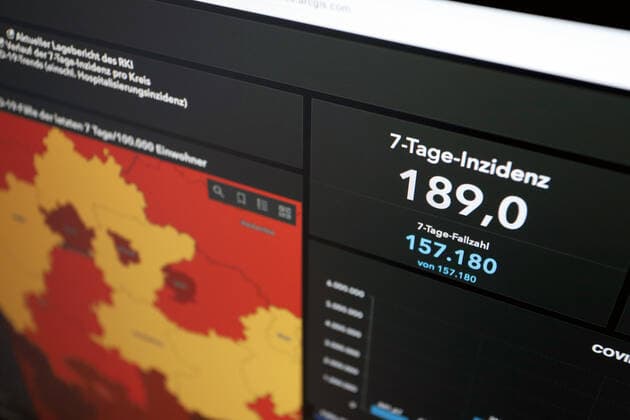 Dashboard des RKI, die 7-Tage-Inzidenz liegt nun bei 189,0 7-Tage-Inzidenz, Dashboard des RKI auf einem Monitor am 30.05.2022 in Siegen Deutschland.