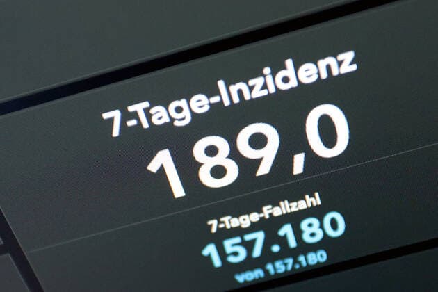 Dashboard des RKI, die 7-Tage-Inzidenz liegt nun bei 189,0 7-Tage-Inzidenz, Dashboard des RKI auf einem Monitor am 30.05.2022 in Siegen Deutschland.