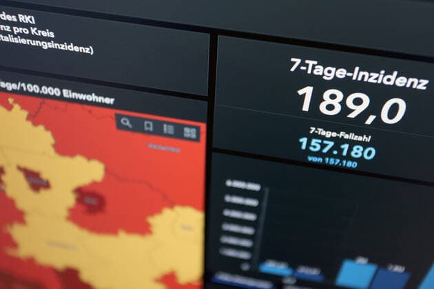 Dashboard des RKI, die 7-Tage-Inzidenz liegt nun bei 189,0 7-Tage-Inzidenz, Dashboard des RKI auf einem Monitor am 30.05.2022 in Siegen Deutschland.