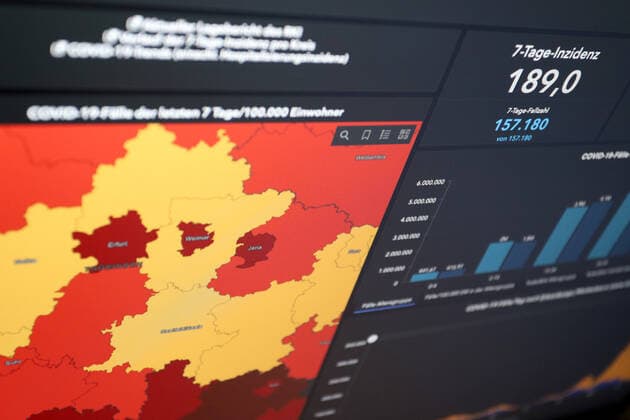 Dashboard des RKI, die 7-Tage-Inzidenz liegt nun bei 189,0 7-Tage-Inzidenz, Dashboard des RKI auf einem Monitor am 30.05.2022 in Siegen Deutschland.