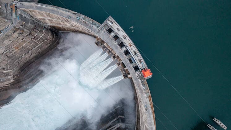 IMAGO Nature: Unsere Erde, Energiequellen, Wasserkraft (220530) -- KUNMING, May 30, 2022 -- Aerial photo taken on May 29, 2022 shows a view of the Baihetan hydropower station in southwest China s Yunnan Province. A new power-generating unit in Baihetan hydropower station in southwest China passed a 72-hour trial operation Monday and started formal operation, according to the hydropower station. The operation of the No. 5 unit marks the eighth power-generating unit that has gone operational, out of a total of 16 units constructed in the mega project. The station has a total installed capacity of 16 million kilowatts. The Baihetan hydropower station is located on the Jinsha River, the upper section of the Yangtze River. It transmits electricity from the resource-rich west to energy-hungry 