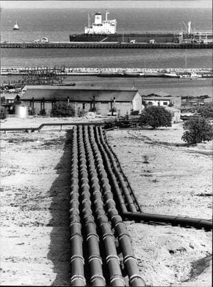 Charg, Iran Das Bild zeigt Erdöl-Pipelines an der Reede von Charg., Copyright: UnitedxArchivesxSvenxSimon Nur redaktionelle Nutzung. Editorial usage only. UnitedArchivesIMS_3215067F EDITORIAL USE ONLY !ACHTUNG AUFNAHMEDATUM GESCHÄTZT!