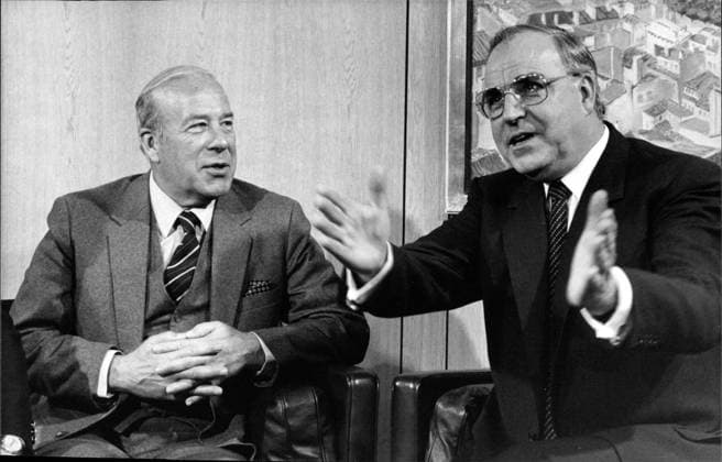 George P. Schultz und H. Kohl Bundeskanzler Helmut Kohl und der amerikanische Außenminister George P. Schultz., Copyright: UnitedxArchivesxSvenxSimon Nur redaktionelle Nutzung. Editorial usage only. UnitedArchivesIMS_3288358F EDITORIAL USE ONLY