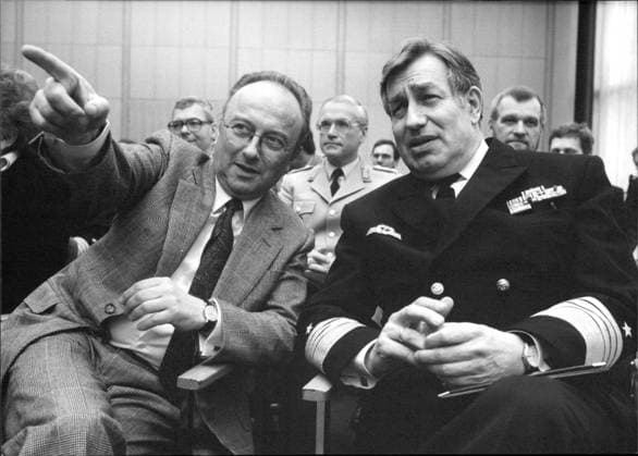 Rupert Scholz und Dieter Wellershoff Rupert Scholz, Bundesminister der Verteidigung, im Gespräch mit Admiral Dieter Wellershoff., Copyright: UnitedxArchivesxSvenxSimon Nur redaktionelle Nutzung. Editorial usage only. UnitedArchivesIMS_3298193F EDITORIAL USE ONLY