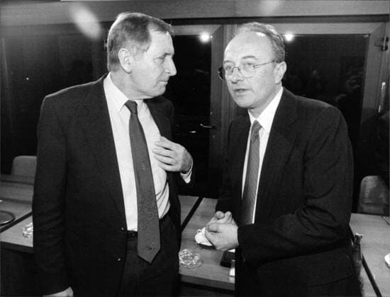 Rupert Scholz und Herbert Schnoor Bundesverteidigungsminister Rupert Scholz im Gespräch mit dem Innenminister von Nordrhein Westfalen, Herbert Schnoor, beim Treffen der Ministerpresidänten in Bonn., Copyright: UnitedxArchivesxSvenxSimon Nur redaktionelle Nutzung. Editorial usage only. UnitedArchivesIMS_3298200F EDITORIAL USE ONLY !ACHTUNG AUFNAHMEDATUM GESCHÄTZT!