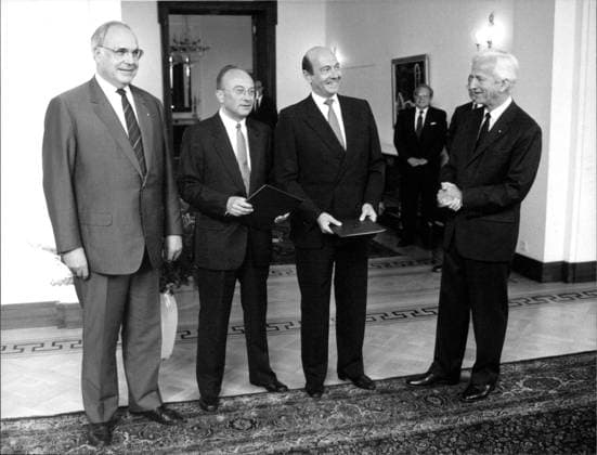 Helmut Kohl, Rupert Scholz, Manfred Wörner und Richard von Weizsäcker Bundeskanzler Helmut Kohl, Verteidigungsminister Rupert Scholz, Manfred Wörner und Bundespräsident Richard von Weizsäcker., Copyright: UnitedxArchivesxSvenxSimon Nur redaktionelle Nutzung. Editorial usage only. UnitedArchivesIMS_3298204F EDITORIAL USE ONLY
