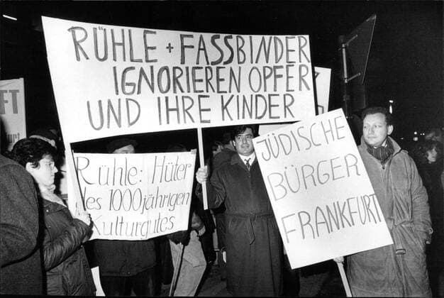 Demonstration jüdischer Bürger Bei der ersten geplanten Uraufführung des Stücks Der Müll, die Stadt und der Tod , kam es vor dem Schauspielhaus zu Demonstrationen von jüdischen Bürgern aus Frankfurt., Copyright: UnitedxArchivesxSvenxSimon Nur redaktionelle Nutzung. Editorial usage only. UnitedArchivesIMS_3317768F EDITORIAL USE ONLY