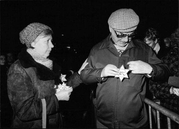 Demonstration gegen Der Müll, die Stadt und der Tod Das Foto zeigt die Teilnehmer der Demonstration gegen Fassbinders Theaterstück Der Müll, die Stadt und der Tod in Frankfurt im Jahr 1985., Copyright: UnitedxArchivesxSvenxSimon Nur redaktionelle Nutzung. Editorial usage only. UnitedArchivesIMS_3318873F EDITORIAL USE ONLY