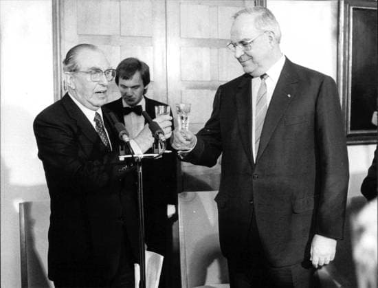 Helmut Kohl und Chaim Herzog Bundeskanzler Helmut Kohl mit dem Präsident Israels Chaim Herzog beim Mittagessen im Kanzleramt., Copyright: UnitedxArchivesxSvenxSimon Nur redaktionelle Nutzung. Editorial usage only. UnitedArchivesIMS_3324141F EDITORIAL USE ONLY