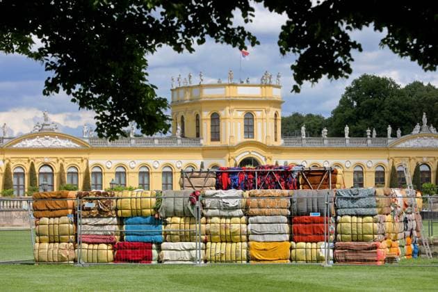 In der Karlsaue vor der Orangerie errichtet das Kuenstlerkollektiv The Nest aus Kenia einen Ausstellungsbau aus Altkleidern (Foto vom 24.05.2022). Hier soll auf das Problem der Entsorgung von Textilien und Elektromuell in die Laender des globalen Suedens aufmerksam gemacht werden. Die documenta fifteen findet vom 18. Juni bis 25. September 2022 in Kassel statt und wird vom indonesischen Kuenstler*innenkollektiv ruangrupa kuratiert. (Siehe epd-Bericht vom 27.05.2022) Erste Vorboten der documenta in Kassel sichtbar *** In the Karlsaue in front of the Orangerie, the artists collective The Nest from Kenya is erecting an exhibition structure made of old clothes Photo from 24 05 2022 This is intended to draw attention to the problem of disp Copyright: epd-bild AndreasxFischer EDITORIAL USE ONLY