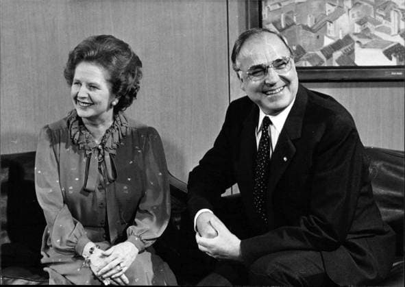 Helmut Kohl und Margaret Thatcher Besuch der britischen Premierministerin in Bonn. Bundeskanzler Helmut Kohl empfing in Bonn die britische Premierministerin Margaret Thatcher., Copyright: UnitedxArchivesxSvenxSimon Nur redaktionelle Nutzung. Editorial usage only. UnitedArchivesIMS_3331930F EDITORIAL USE ONLY