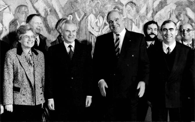 Hans Modrow und Helmut Kohl Die Abbildung zeigt den DDR-Ministerpräsidenten Hans Modrow (2. von links) zusammen mit Bundeskanzler Helmut Kohl (3. von links) im Bundeskanzleramt im Jahr 1990., Copyright: UnitedxArchivesxSvenxSimon Nur redaktionelle Nutzung. Editorial usage only. UnitedArchivesIMS_3332329F EDITORIAL USE ONLY