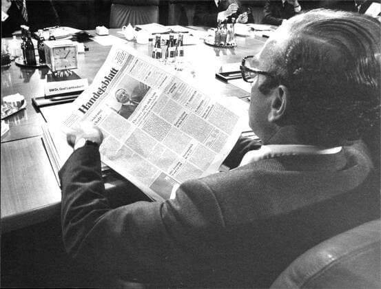 Otto Graf Lambsdorff FDP-Politiker Otto Graf Lambsdorff, ehemaliger Bundesminister für Wirtschaft und Bundesvorsitzender der FDP, liest Handelsblatt ., Copyright: UnitedxArchivesxSvenxSimon Nur redaktionelle Nutzung. Editorial usage only. UnitedArchivesIMS_3333594F EDITORIAL USE ONLY !ACHTUNG AUFNAHMEDATUM GESCHÄTZT!