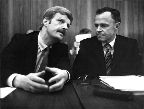 Manfred Lahnstein Manfred Lahnstein, Finanzminister, und sein Nachfolger Gerhard Konow bei einer SPD-Fraktionssitzung in Bonn, 1982., Copyright: UnitedxArchivesxSvenxSimon Nur redaktionelle Nutzung. Editorial usage only. UnitedArchivesIMS_3333744F EDITORIAL USE ONLY