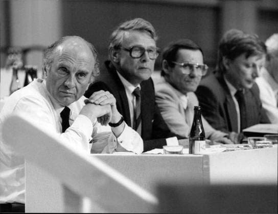 Otto Graf Lambsdorff, Bruno Menzel, Lothar Ramin und Rainer Ortleb Die Abbildung zeigt den Vereinigungsparteitag der FDP in Hannover im Jahr 1990. Von links nach rechts die Politiker Otto Graf Lambsdorff, Bruno Menzel, Lothar Ramin und Rainer Ortleb., Copyright: UnitedxArchivesxSvenxSimon Nur redaktionelle Nutzung. Editorial usage only. UnitedArchivesIMS_3342250F EDITORIAL USE ONLY