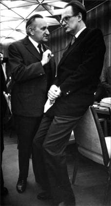 Egon Bahr und Peter Glotz Das Foto zeigt SPD-Politiker Egon Bahr (l.) im Gespräch mit seinem Parteikollegen Peter Glotz während einer Sitzung im März 1982., Copyright: UnitedxArchivesxSvenxSimon Nur redaktionelle Nutzung. Editorial usage only. UnitedArchivesIMS_3352401F EDITORIAL USE ONLY