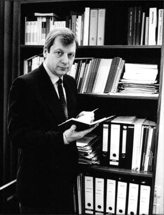 Eberhard Diepgen Der deutsche CDU Politiker und Regierender Bürgermeister von Berlin, Eberhard Diepgen in seinem Büro., Copyright: UnitedxArchivesxSvenxSimon Nur redaktionelle Nutzung. Editorial usage only. UnitedArchivesIMS_3353005F EDITORIAL USE ONLY