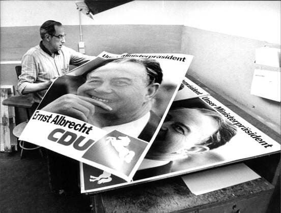 Ernst Albrecht Der Ministerpräsident von Niedersachsen, Ernst Carl Julius Albrecht auf den CDU-Wahlplakaten., Copyright: UnitedxArchivesxSvenxSimon Nur redaktionelle Nutzung. Editorial usage only. UnitedArchivesIMS_3354409F EDITORIAL USE ONLY