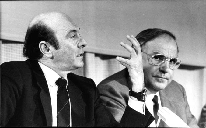 Manfred Wörner und Helmut Kohl Verteidigungsminister Manfred Wörner und Bundeskanzler Helmut Kohl beim Truppenbesuch in Koblenz am 29. November 1982., Copyright: UnitedxArchivesxSvenxSimon Nur redaktionelle Nutzung. Editorial usage only. UnitedArchivesIMS_3375578F EDITORIAL USE ONLY