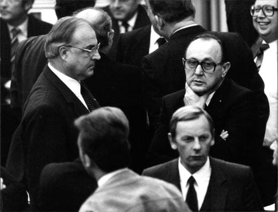 Helmut Kohl und Hans-Dietrich Genscher Foto von Bundeskanzler Helmut Kohl mit Bundesaußenminister Hans-Dietrich Genscher., Copyright: UnitedxArchivesxSvenxSimon Nur redaktionelle Nutzung. Editorial usage only. UnitedArchivesIMS_3394560F EDITORIAL USE ONLY