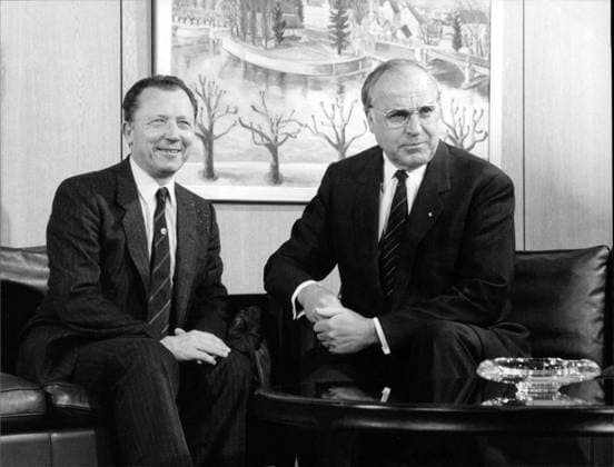 Jacques Delors und Helmut Kohl Französischer Politiker Jacques Delors und Helmut Kohl bei einem Treffen., Copyright: UnitedxArchivesxSvenxSimon Nur redaktionelle Nutzung. Editorial usage only. UnitedArchivesIMS_3403356F EDITORIAL USE ONLY !ACHTUNG AUFNAHMEDATUM GESCHÄTZT!