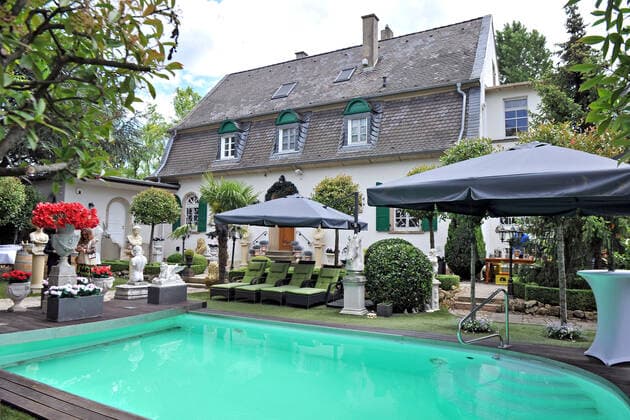 Geburtstags Garten Party im ChÃ¢teau POMPÖÖS. Star Designer Harald Glööckler anläßlich seiner Geburtstags Garten Party am 30.05.2022 im ChÃ¢teau POMPÖÖS Kirchheim Weinstraße. 20220530MWI17738 *** Birthday Garden Party at ChÃ¢teau POMPÖÖS Star designer Harald Glööckler on the occasion of his birthday garden party on 30 05 2022 at ChÃ¢teau POMPÖÖS Kirchheim Weinstraße 20220530MWI17738