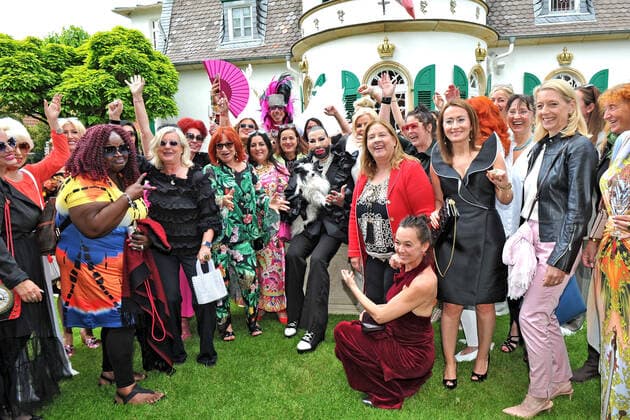 Geburtstags Garten Party im ChÃ¢teau POMPÖÖS. Star Designer Harald Glööckler anläßlich seiner Geburtstags Garten Party am 30.05.2022 im ChÃ¢teau POMPÖÖS Kirchheim Weinstraße. 20220530MWI17936 *** Birthday Garden Party at ChÃ¢teau POMPÖÖS Star designer Harald Glööckler on the occasion of his birthday garden party on 30 05 2022 at ChÃ¢teau POMPÖÖS Kirchheim Weinstraße 20220530MWI17936