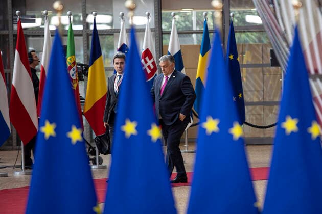 Viktor Orban At The Special Meeting Of The European Council In Brussels Viktor Orban Prime Minister of Hungary arrives at the special EU summit, walking next to the European flags behind the flag of Europe and talks to the media about the Russian sanctions. Special Meeting of the EU leaders, the European Council in Brussels, Belgium on May 30, 2022 Brussels Belgium  Copyright: xNicolasxEconomoux originalFilename: economou-viktoror220530_nppPb.jpg