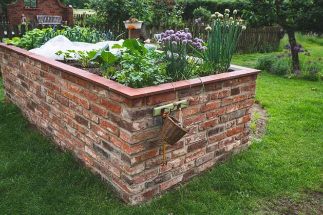IMAGO Creative: Garten, Anbau im Hochbeet Gemüseanbau im eigenen Garten, schönes mit Ziegelsteinen gemauertes Hochbeet, Symbolfoto. Ein eigenes Hochbeet für frisches Gemüse. In Zeiten steigender Lebensmittelpreise lohnt sich der eigene Gemüsegarten wieder. Region Weser-Ems Niedersachsen Deutschland *** Growing vegetables in your own garden, beautiful raised bed built with bricks, symbol photo An own raised bed for fresh vegetables In times of rising food prices, the own vegetable garden is worthwhile again Region Weser Ems Lower Saxony Germany