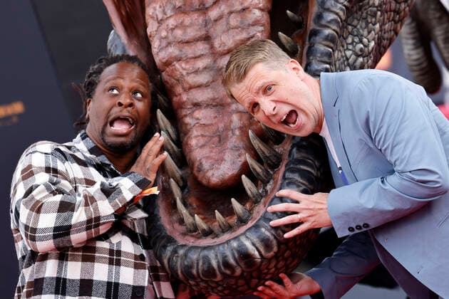 Bilder des Jahres 2022, Entertainment 05 Mai Entertainment Themen der Woche KW22 Entertainment Bilder des Tages Moderator Mola Adebisi und Entertainer Oliver Pocher vor einem T-Rex bei der Deutschlandpremiere von Jurassic World: Ein neues Zeitalter im Cinedom Kino. Köln, 30.05.2022 NRW Deutschland *** Presenter Mola Adebisi and entertainer Oliver Pocher in front of a T Rex at the German premiere of Jurassic World A New Age at the Cinedom cinema Cologne, 30 05 2022 NRW Germany Copyright: xChristophxHardtx
