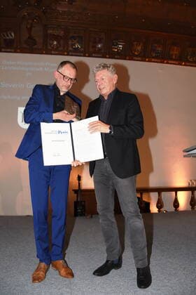 Severin Groebner -Preistraeger Dieter Reiter Oberbuergermeister Muenchen 30.05.2022 Alten Rathaussaal Verleihung des Dieter-Hildebrandt-Preises 2022 an Severin Groebner Muenchen