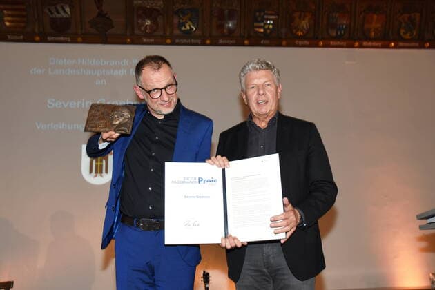Severin Groebner -Preistraeger Dieter Reiter Oberbuergermeister Muenchen 30.05.2022 Alten Rathaussaal Verleihung des Dieter-Hildebrandt-Preises 2022 an Severin Groebner Muenchen