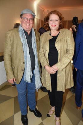 Helmut Schleich Kabarettist Luise Kinseher, Laudatorin Kabarattistin Muenchen 30.05.2022 Alten Rathaussaal Verleihung des Dieter-Hildebrandt-Preises 2022 an Severin Groebner Muenchen
