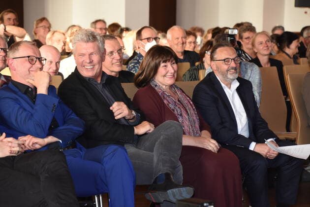 Severin Groebner -Preistraeger Dieter Petra Reiter Oberbuergermeister Anton Biebl Kulturreferent Muenchen 30.05.2022 Alten Rathaussaal Verleihung des Dieter-Hildebrandt-Preises 2022 an Severin Groebner Muenchen