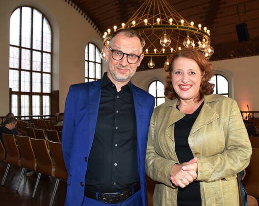 Severin Groebner -Preistraeger Luise Kinseher, Laudatorin KabarEttistin Muenchen 30.05.2022 Alten Rathaussaal Verleihung des Dieter-Hildebrandt-Preises 2022 an Severin Groebner Muenchen