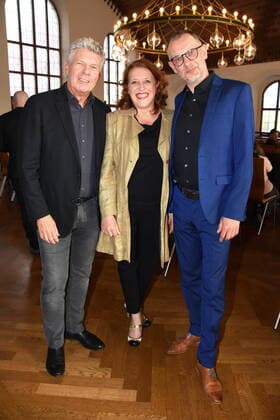 Dieter Reiter Oberbuergermeister Luise Kinseher, Laudatorin Kabarettistin Severin Groebner -Preistraeger Muenchen 30.05.2022 Alten Rathaussaal Verleihung des Dieter-Hildebrandt-Preises 2022 an Severin Groebner Muenchen