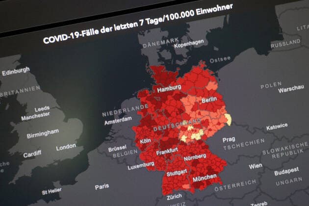Dashboard des RKI, die 7-Tage-Inzidenz liegt nun bei 201,7 7-Tage-Inzidenz, Dashboard des RKI auf einem Monitor am 31.05.2022 in Siegen Deutschland.