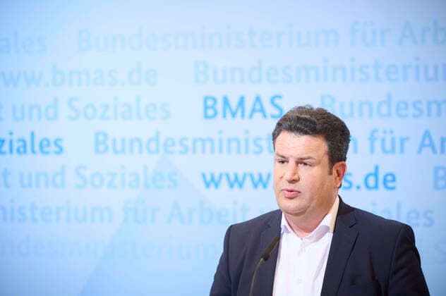 News Bilder des Tages Pressekonferenz mit Hubertus Heil in Berlin Hubertus Heil (Bundesminister für Arbeit und Soziales, SPD) im Rahmen der Pressekonferenz zu den Arbeitsmarktzahlen für Mai 2022 und generellen Themen am 31.05.2022 in Berlin. Berlin Bundesministerium für Arbeit und Soziales Berlin Deutschland *** Press conference with Hubertus Heil in Berlin Hubertus Heil Federal Minister of Labor and Social Affairs, SPD during the press conference on the labor market figures for May 2022 and general topics on 31 05 2022 in Berlin Berlin Federal Ministry of Labor and Social Affairs Berlin Germany