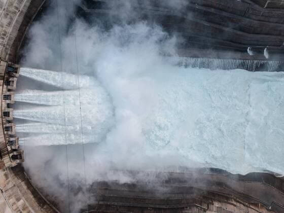IMAGO Nature: Unsere Erde, Energiequellen, Wasserkraft (220530) -- KUNMING, May 30, 2022 -- Aerial photo taken on May 29, 2022 shows a view of the Baihetan hydropower station in southwest China s Yunnan Province. A new power-generating unit in Baihetan hydropower station in southwest China passed a 72-hour trial operation Monday and started formal operation, according to the hydropower station. The operation of the No. 5 unit marks the eighth power-generating unit that has gone operational, out of a total of 16 units constructed in the mega project. The station has a total installed capacity of 16 million kilowatts. The Baihetan hydropower station is located on the Jinsha River, the upper section of the Yangtze River. It transmits electricity from the resource-rich west to energy-hungry 