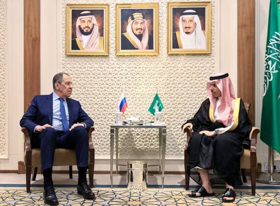 Bilder des Jahres 2022, News 05 Mai News Bilder des Tages Saudi Arabia Russia 8205468 31.05.2022 In this handout photo released by the Russian Foreign Ministry, Russian Foreign Minister Sergey Lavrov and Saudi Arabia s Foreign Minister Prince Faisal bin Farhan Al Saud attend a meeting in Riyadh, Saudi Arabia. Editorial use only, no archive, no commercial use. Russian Foreign Ministry Riyadh Saudi Arabia  Copyright: xx
