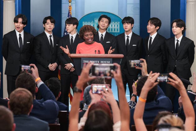 Bilder des Jahres 2022, Entertainment 05 Mai Entertainment Themen der Woche KW22 May 31, 2022, Washington, District of Columbia, USA: Band members from South Korean boy band BTS, also known as the Bangtan Boys, join White House Press Secretary KARINE JEAN-PIERRE during her daily press briefing in the James S. Brady Briefing Room at the White House. Washington USA - ZUMAs152 20220531_zaa_s152_003 Copyright: xOliverxContreras POOLx