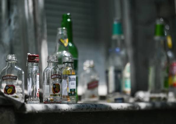 Daily Life In Krakow Empty vodka and beer bottles left in the window of a building in Krakow s Kazimierz. On Tuesday, May 31, 2022, in Krakow, Poland. Krakow Poland  Copyright: xArturxWidakx originalFilename: widak-dailylif220531_npq6h.jpg