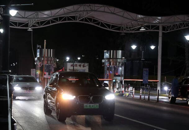 (220601) -- SHANGHAI, June 1, 2022 -- Vehicles drive out of a community in Minhang District, east China s Shanghai, June 1, 2022. ) CHINA-SHANGHAI-LIVING-PRODUCTION-RESUMPTION (CN) LiuxYing 