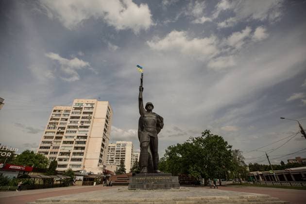 Picture date late 30 may that shows the sovietic sculpture with an Ukranian flag that was damaged due to a Russian attack in Kharkiv, Ukrania. Kharkiv has being bombed during a hundred days and the damage to the national heritage is still unkown. Kharkiv has being bombed during a hundred days and the damage to the national heritage is still unkown !ACHTUNG: NUR REDAKTIONELLE NUTZUNG!  Copyright: xEstebanxBibax GRAF3803 20220601-43aa7eeb2477037d7c34650276de6c59501bee64