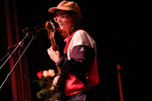 Anika Ostendorf alias Hachiku bei einem Konzert als Support für Kevin Morby im Metropol in Berlin, 31. Mai 2022. Hachiku Konzert Berlin