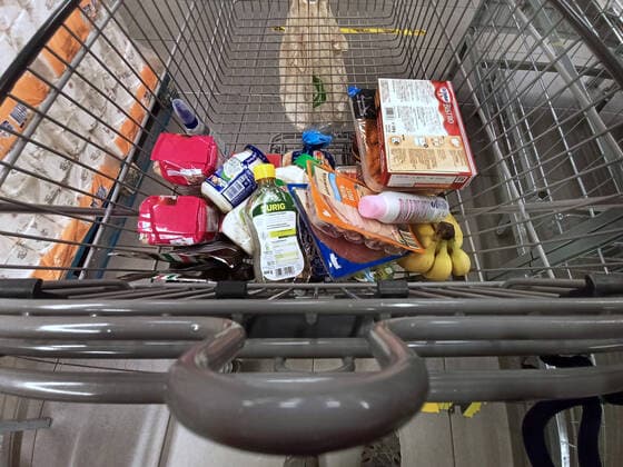 Einkauf in einem Supermarkt oder Discounter zu Zeiten von Corona und Krieg in der Ukraine. Einkauf in Zeiten von Corona und Krieg in der Ukraine *** Shopping in a supermarket or discount store at the time of Corona and war in Ukraine Shopping at the time of Corona and war in Ukraine